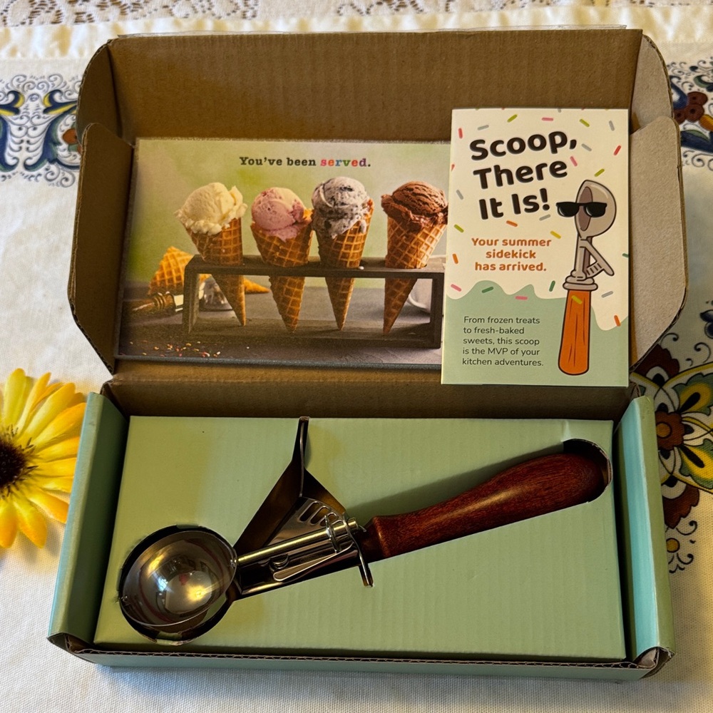 🍦 Ice Cream Scooper; Brand New in Box! Stainless Steel w/Solid Dark Wood Handle!